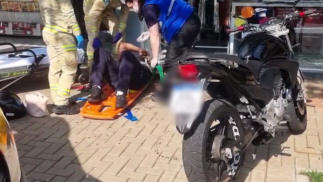 Motociclista quebra braço em acidente na Avenida Carlos Gomes, no Centro de Cascavel