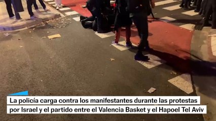 La policía carga contra manifestantes en Valencia