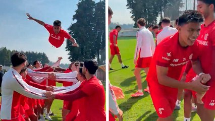 Jugadores de Toluca hacen "volar" a Jesús Gallardo en la celebración por su cumpleaños