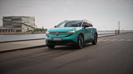 All-new Nissan LEAF Driving in the city