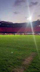 VÍDEO: Torcida do Vitória invade o campo e faz roda de oração antes do Ba-Vi