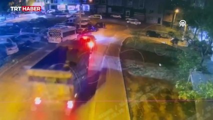 Freni boşalan kamyon evi yerle bir etti