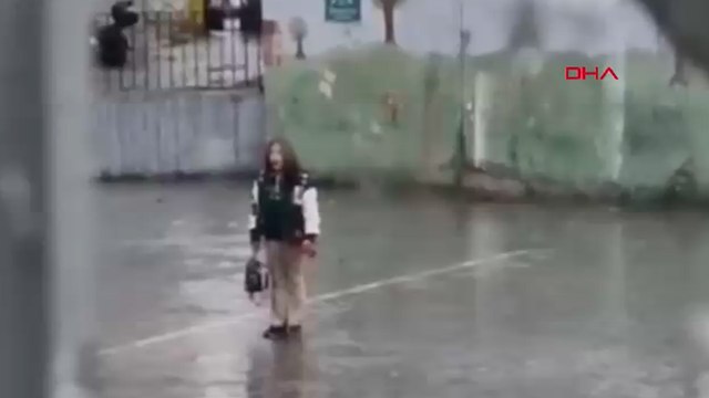 İstiklal Marşı okunurken yağmur altında saygı duruşuna geçen öğrenci ödüllendirildi