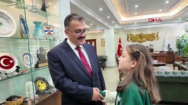 İstiklal Marşı okunurken yağmur altında saygı duruşuna geçen öğrenci ödüllendirildi