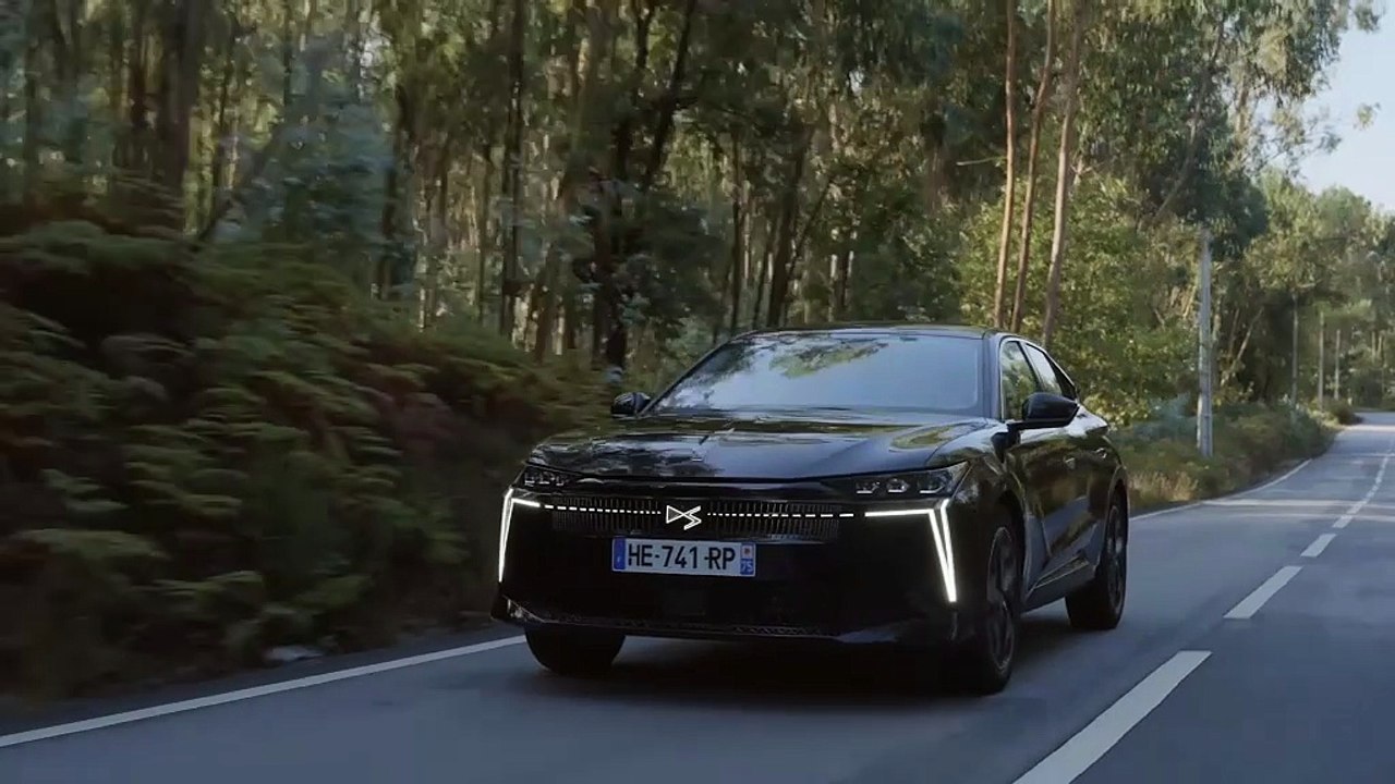 DS N°4 Plug in Hybrid 2025 (Dynamique)