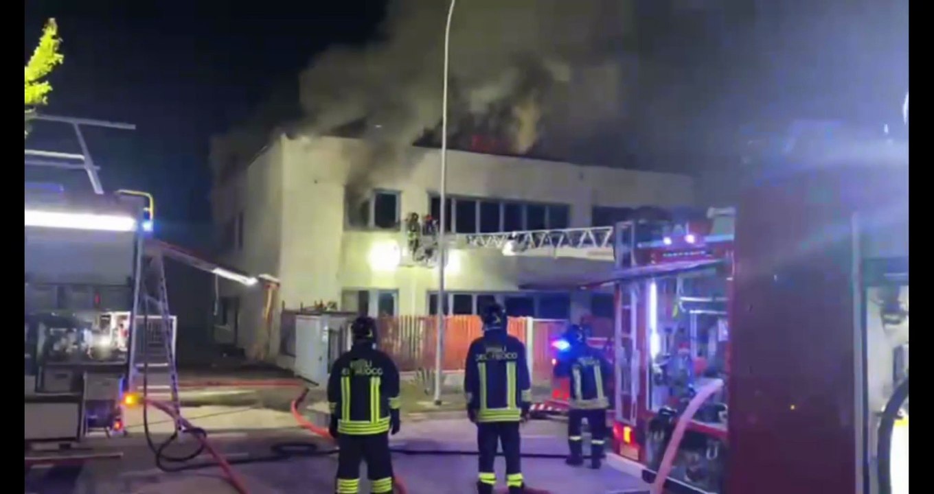 Deposito a fuoco a Ferrara, pompieri al lavoro