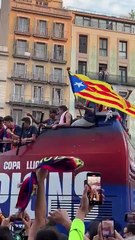Iñigo Martínez ondea la estelada durante la rúa de campeones del Barça