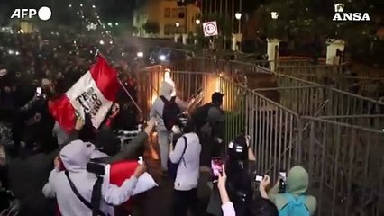 Peru', migliaia in piazza contro il governo: scontri a Lima