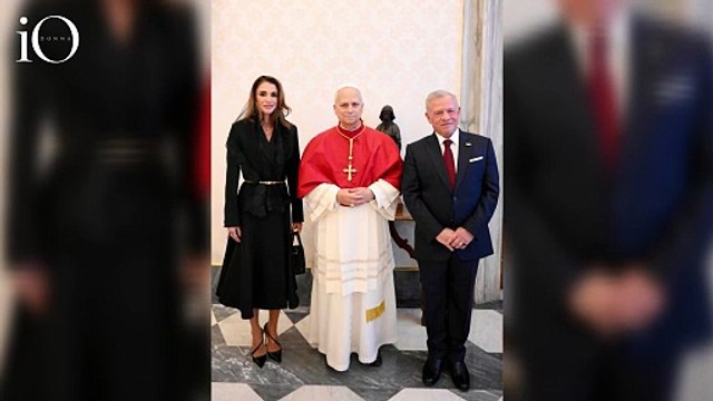 Rania di Giordania con un look sobrio ed elegante (firmato Fendi) per incontrare Papa Leone XIV