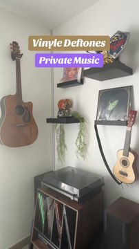 🎶 Vinyle Private Music des Deftones : riffs puissants, voix unique de Chino Moreno. Plusieurs versions existent, mais ce coloris est une exclusivité de leur site officiel 👌.