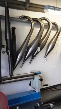 Découverte de la fabrication des pots d’échappement mobylette hydroformes, Jacky est un des rares a maitriser cette technique