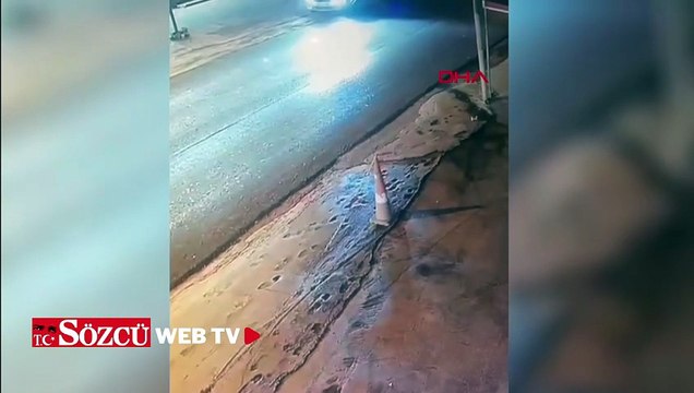 Hafif ticari araç ile motosikletin çarpıştığı kaza kamerada; 2 yaralı