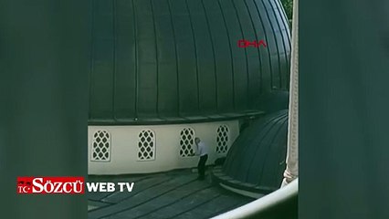 Caminin kubbesine çıkıp güvercinler besledi, o anlar kamerada