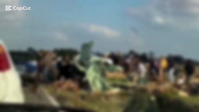 Camion di salumi e formaggi si rovescia, assalto per saccheggiare il carico