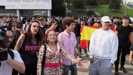 Els segadors davant dels seguidors de Vito Quiles