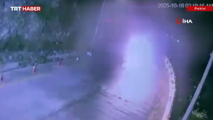 Pakistan'da kamyon uçuruma yuvarlandı: 15 ölü