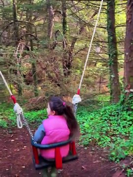 Βαλέρια Λιανού: Η κόρη του Γιώργου Λιανού μεγάλωσε & ποζάρει με σκωτσέζικη φούστα & μακριά μαλλιά!