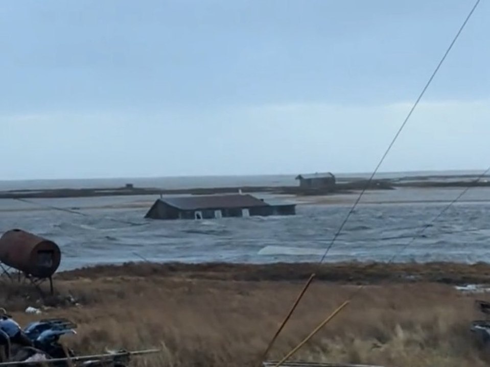 Taifun halong: haus treibt in den fluten davon