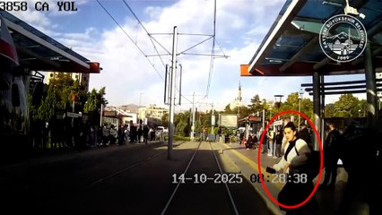 Salva en el último segundo a una mujer despistada de ser atropellada por un tranvía