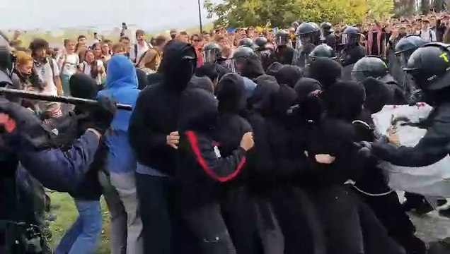 La policia carrega contra estudiants de la UAB contraris a Vito Quiles