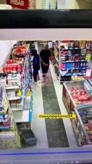 Bu vicdansıza hak ettiği cezayı verin! Küçük çocuğu yerde tekmeledi