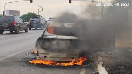 Carro pega fogo próximo ao Museu JK