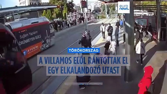 Videó: az utolsó pillanatban húzott ki az érkező villamos elől egy nőt egy török biztonsági őr
