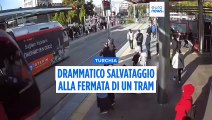 Video: guardia di sicurezza salva donna da collisione con un tram in Turchia