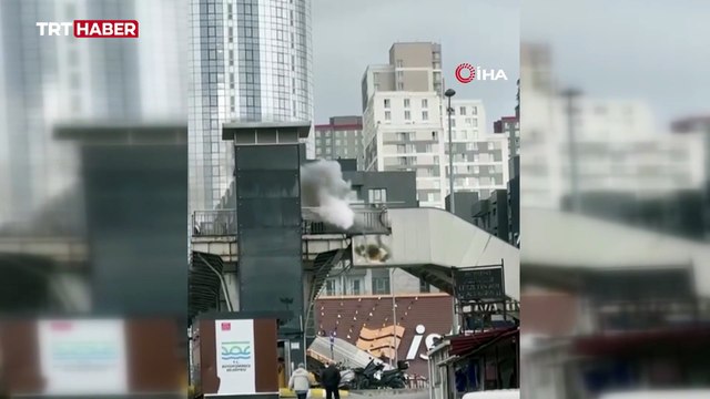 Beylikdüzü'nde üst geçitteki yürüyen merdivende yangın çıktı