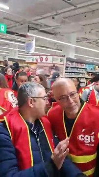 L'hypermarché Auchan de La Défense bloqué depuis ce matin par des militants CGT qui s'opposent à un plan social prévoyant 2.400 suppressions de postes - Regardez