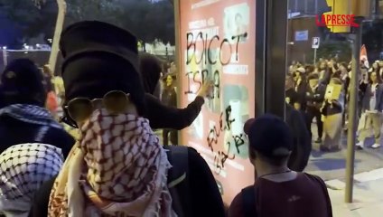 Barcellona, manifestazione pro Pal si trasforma in guerriglia: incendi e vetrine rotte