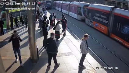 Turchia, guardia giurata salva donna distratta che stava per essere investita da un tram