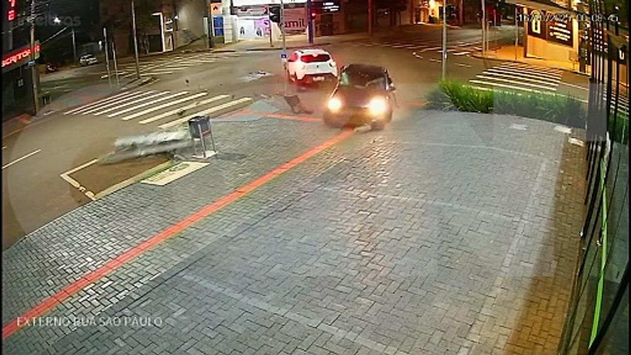 Acidente violento no cruzamento das ruas Barão do Cerro Azul e São Paulo é registrado por câmera