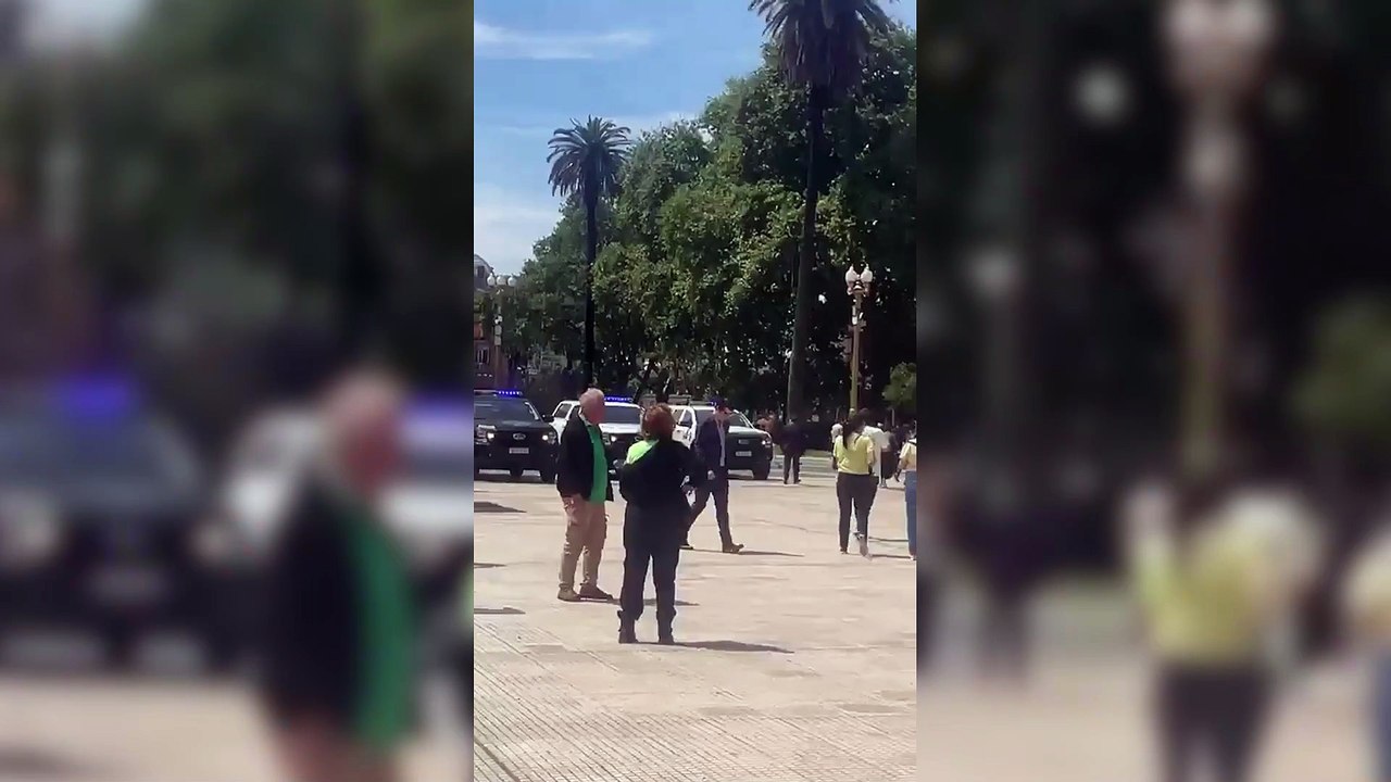 El Gobierno hizo una exhibición de patrulleros en Plaza de Mayo y los estacionó sobre los pañuelos de las Madres