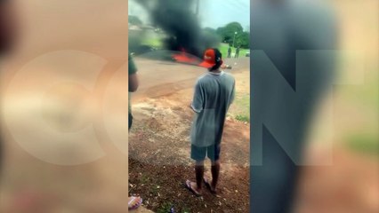 Familiares queimam pneus e colchão em protesto contra mortes na Rua Ásia