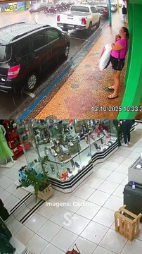 ¡Camioneta perdió el control! Una mujer fue atropellada mientras hablaba por celular (Video)