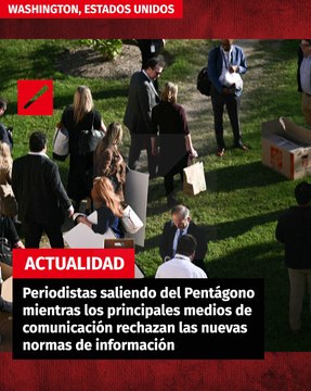 Periodistas saliendo del Pentágono mientras los principales medios de comunicación rechazan las nuevas normas de información
