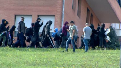 Mossos usan sus defensas personales para dispersar a un grupo de encapuchados en la UAB