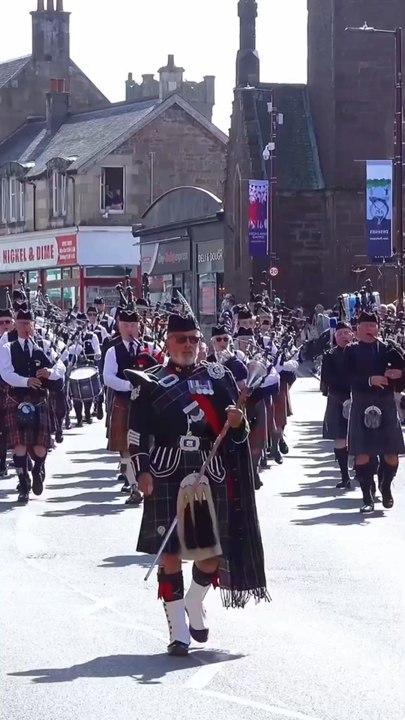 Massed Pipes and Drums lead Chieftains parade to the Crieff Highland Gathering in Scotland 🏴