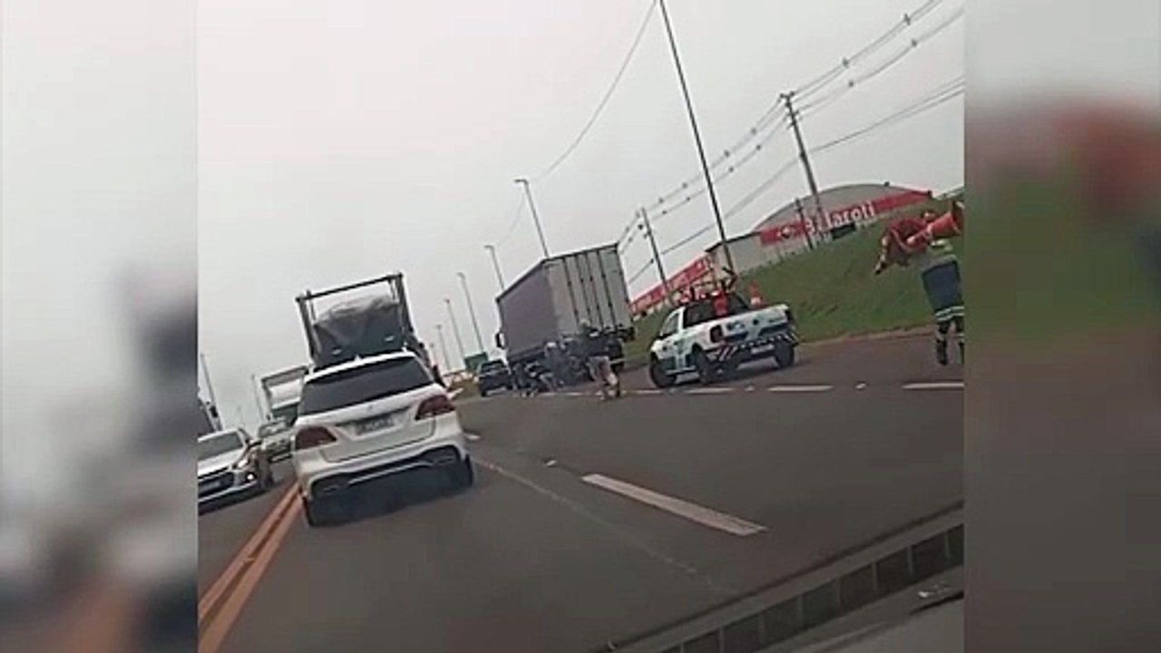 Motociclista tem lesões graves após colisão com caminhão na BR-277, em Cascavel