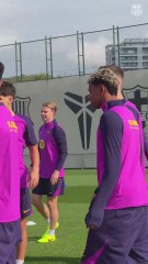 Pasillo a De Jong tras su renovación