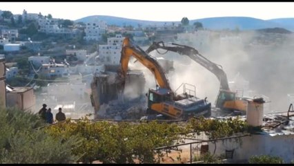 I bulldozer israeliani demoliscono casa palestinese in Cisgiordania
