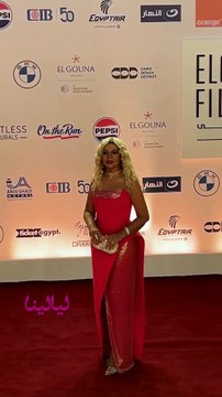 بوسي شلبي بإطلالة من الأحمر اللامع والشعر الأصفر في افتتاح مهرجان الجونة السينمائي