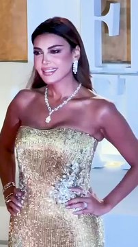 بفستان دهبي لامع، تتألق ريهام حجاج على ريد كاربت مهرجان الجونة