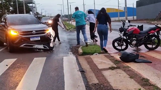 Motociclista fica ferido após colisão na Avenida Piquiri em Cascavel
