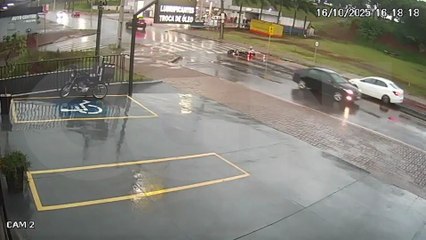 Câmera de segurança registra queda de motociclista na Avenida Piquiri, em Cascavel