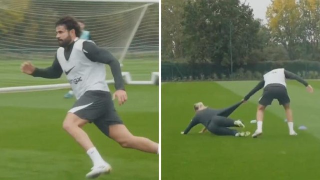 Il solito Diego Costa: rincorre una giocatrice in allenamento e la colpisce così