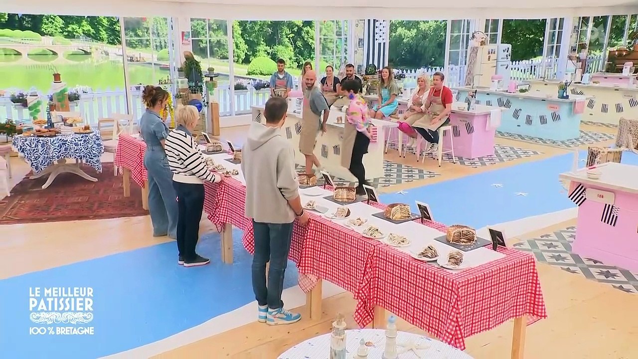 VOICI - "C'est la première fois en 14 saisons" : Mercotte bluffée par un gâteau "identique" à sa recette dans Le meilleur pâtissier (ZAPTV)