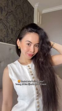 Ini rambutku kalau nggak dicatok. Literally singa—tebal, panjang, frizzy. Tapi aku mau tunjukin, gimana dalam 10 menit aja, bisa jadi lurus banget, halus, dan tetap sehat.