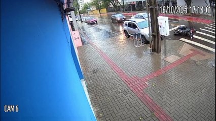 Veja momento em que condutor abre porta e mulher cai na Avenida Carlos Gomes
